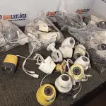 LOTE 212 - 01 LOTE COM GRANDE QUANTIDADE CÂMERAS DE SEGURANÇA. (NO ESTADO) ATENÇÃO! FAZER A VISITAÇÃO ANTES DE ARREMATAR, NÃO SABEMOS SE FUNCIONA. LEILÃO NÃO TEM GARANTIA E NEM DEVOLUÇÃO, SUJEITO A POSSÍVEIS AVARIAS VISÍVEIS/OCULTAS E/OU AUSÊNCIA DE COMPONENTES.