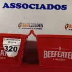 LOTE 320 - 02 BALDES DE GELO BEEFEATER LONDON. (NO ESTADO) ATENÇÃO! FAZER A VISITAÇÃO ANTES DE ARREMATAR, NÃO SABEMOS SE FUNCIONA. LEILÃO NÃO TEM GARANTIA E NEM DEVOLUÇÃO, SUJEITO A POSSÍVEIS AVARIAS VISÍVEIS/OCULTAS E/OU AUSÊNCIA DE COMPONENTES.