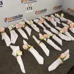 LOTE 172 - 21 GUARDANAPOS COM ARGOLA PORTA GUARDANAPOS DETALHE EM FLOR. (NO ESTADO) ATENÇÃO! FAZER A VISITAÇÃO ANTES DE ARREMATAR, NÃO SABEMOS SE FUNCIONA. LEILÃO NÃO TEM GARANTIA E NEM DEVOLUÇÃO, SUJEITO A POSSÍVEIS AVARIAS VISÍVEIS/OCULTAS E/OU AUSÊNCIA DE COMPONENTES.