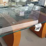 LOTE 361 - 01 MESA DE CENTRO BASE EM MADEIRA E VIDRO BISOTADO. (NO ESTADO) ATENÇÃO! FAZER A VISITAÇÃO ANTES DE ARREMATAR, NÃO SABEMOS SE FUNCIONA. LEILÃO NÃO TEM GARANTIA E NEM DEVOLUÇÃO, SUJEITO A POSSÍVEIS AVARIAS VISÍVEIS/OCULTAS E/OU AUSÊNCIA DE COMPONENTES.