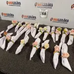 LOTE 168 - 21 GUARDANAPOS COM ARGOLA PORTA GUARDANAPOS DETALHE EM FLOR. (NO ESTADO) ATENÇÃO! FAZER A VISITAÇÃO ANTES DE ARREMATAR, NÃO SABEMOS SE FUNCIONA. LEILÃO NÃO TEM GARANTIA E NEM DEVOLUÇÃO, SUJEITO A POSSÍVEIS AVARIAS VISÍVEIS/OCULTAS E/OU AUSÊNCIA DE COMPONENTES.