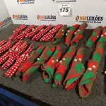 LOTE 175 - 20 GUARDANAPOS COLORIDOS COM ARGOLA PORTA GUARDANAPOS DETALHE EM PEROLAS. (NO ESTADO) ATENÇÃO! FAZER A VISITAÇÃO ANTES DE ARREMATAR, NÃO SABEMOS SE FUNCIONA. LEILÃO NÃO TEM GARANTIA E NEM DEVOLUÇÃO, SUJEITO A POSSÍVEIS AVARIAS VISÍVEIS/OCULTAS E/OU AUSÊNCIA DE COMPONENTES.