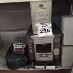LOTE 256 - 02 APARELHOS DE SOM, SENDO 01 INCOMPLETO E 02 MICROS SYSTEM. (NO ESTADO) ATENÇÃO! FAZER A VISITAÇÃO ANTES DE ARREMATAR, NÃO SABEMOS SE FUNCIONA. LEILÃO NÃO TEM GARANTIA E NEM DEVOLUÇÃO, SUJEITO A POSSÍVEIS AVARIAS VISÍVEIS/OCULTAS E/OU AUSÊNCIA DE COMPONENTES.