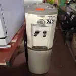 LOTE 242 - 01 BEBEDOURO REFRIGERADO PARA GARRAFÃO 220V. (NO ESTADO) ATENÇÃO! FAZER A VISITAÇÃO ANTES DE ARREMATAR, NÃO SABEMOS SE FUNCIONA. LEILÃO NÃO TEM GARANTIA E NEM DEVOLUÇÃO, SUJEITO A POSSÍVEIS AVARIAS VISÍVEIS/OCULTAS E/OU AUSÊNCIA DE COMPONENTES.