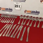 LOTE 291 - 01 LOTE COM 10 GARFOS, 10 COLHERES E 10 FACAS. (NO ESTADO) ATENÇÃO! FAZER A VISITAÇÃO ANTES DE ARREMATAR, NÃO SABEMOS SE FUNCIONA. LEILÃO NÃO TEM GARANTIA E NEM DEVOLUÇÃO, SUJEITO A POSSÍVEIS AVARIAS VISÍVEIS/OCULTAS E/OU AUSÊNCIA DE COMPONENTES.