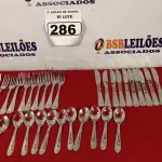 LOTE 286 - 01 LOTE COM 10 GARFOS, 10 FACAS E 10 COLHERES DE SOBREMESA. (NO ESTADO) ATENÇÃO! FAZER A VISITAÇÃO ANTES DE ARREMATAR, NÃO SABEMOS SE FUNCIONA. LEILÃO NÃO TEM GARANTIA E NEM DEVOLUÇÃO, SUJEITO A POSSÍVEIS AVARIAS VISÍVEIS/OCULTAS E/OU AUSÊNCIA DE COMPONENTES.