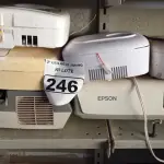 LOTE 246 - 04 CENTRAIS DE ALARME, 01 ROLOS TERMOELÉTRICOS MOD.2 MARCA LILIBETH COM AVARIAS E 02 PROJETORES MULTIMIDIA. (NO ESTADO) ATENÇÃO! FAZER A VISITAÇÃO ANTES DE ARREMATAR, NÃO SABEMOS SE FUNCIONA. LEILÃO NÃO TEM GARANTIA E NEM DEVOLUÇÃO, SUJEITO A POSSÍVEIS AVARIAS VISÍVEIS/OCULTAS E/OU AUSÊNCIA DE COMPONENTES.