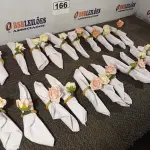 LOTE 166 - 21 GUARDANAPOS COM ARGOLA PORTA GUARDANAPOS DETALHE EM FLOR. (NO ESTADO) ATENÇÃO! FAZER A VISITAÇÃO ANTES DE ARREMATAR, NÃO SABEMOS SE FUNCIONA. LEILÃO NÃO TEM GARANTIA E NEM DEVOLUÇÃO, SUJEITO A POSSÍVEIS AVARIAS VISÍVEIS/OCULTAS E/OU AUSÊNCIA DE COMPONENTES.