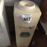 LOTE 407 - 01 BEBEDOURO REFRIGERADO PARA GARRAFÃO MARCA BELLIERE 220V. (NO ESTADO) ATENÇÃO! FAZER A VISITAÇÃO ANTES DE ARREMATAR, NÃO SABEMOS SE FUNCIONA. LEILÃO NÃO TEM GARANTIA E NEM DEVOLUÇÃO, SUJEITO A POSSÍVEIS AVARIAS VISÍVEIS/OCULTAS E/OU AUSÊNCIA DE COMPONENTES.