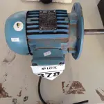 LOTE 378 - 01 MOTOR ELÉTRICO TRIFÁSICO WEG 1.0CV NA COR AZUL. (NO ESTADO) ATENÇÃO! FAZER A VISITAÇÃO ANTES DE ARREMATAR, NÃO SABEMOS SE FUNCIONA. LEILÃO NÃO TEM GARANTIA E NEM DEVOLUÇÃO, SUJEITO A POSSÍVEIS AVARIAS VISÍVEIS/OCULTAS E/OU AUSÊNCIA DE COMPONENTES.