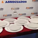 LOTE 205 - 11 PRATOS RASOS E 10 PRATOS DE SOBREMESA. (NO ESTADO) ATENÇÃO! FAZER A VISITAÇÃO ANTES DE ARREMATAR, NÃO SABEMOS SE FUNCIONA. LEILÃO NÃO TEM GARANTIA E NEM DEVOLUÇÃO, SUJEITO A POSSÍVEIS AVARIAS VISÍVEIS/OCULTAS E/OU AUSÊNCIA DE COMPONENTES.