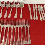 LOTE 316 - 01 LOTE COM 10 GARFOS, 10 COLHERES E 10 FACAS. (NO ESTADO) ATENÇÃO! FAZER A VISITAÇÃO ANTES DE ARREMATAR, NÃO SABEMOS SE FUNCIONA. LEILÃO NÃO TEM GARANTIA E NEM DEVOLUÇÃO, SUJEITO A POSSÍVEIS AVARIAS VISÍVEIS/OCULTAS E/OU AUSÊNCIA DE COMPONENTES.