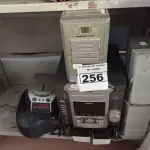 LOTE 256 - 02 APARELHOS DE SOM, SENDO 01 INCOMPLETO E 02 MICROS SYSTEM. (NO ESTADO) ATENÇÃO! FAZER A VISITAÇÃO ANTES DE ARREMATAR, NÃO SABEMOS SE FUNCIONA. LEILÃO NÃO TEM GARANTIA E NEM DEVOLUÇÃO, SUJEITO A POSSÍVEIS AVARIAS VISÍVEIS/OCULTAS E/OU AUSÊNCIA DE COMPONENTES.