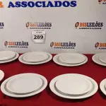 LOTE 289 - 10 PRATOS RASOS E 10 PRATOS DE SOBREMESA. (NO ESTADO) ATENÇÃO! FAZER A VISITAÇÃO ANTES DE ARREMATAR, NÃO SABEMOS SE FUNCIONA. LEILÃO NÃO TEM GARANTIA E NEM DEVOLUÇÃO, SUJEITO A POSSÍVEIS AVARIAS VISÍVEIS/OCULTAS E/OU AUSÊNCIA DE COMPONENTES.