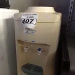LOTE 407 - 01 BEBEDOURO REFRIGERADO PARA GARRAFÃO MARCA BELLIERE 220V. (NO ESTADO) ATENÇÃO! FAZER A VISITAÇÃO ANTES DE ARREMATAR, NÃO SABEMOS SE FUNCIONA. LEILÃO NÃO TEM GARANTIA E NEM DEVOLUÇÃO, SUJEITO A POSSÍVEIS AVARIAS VISÍVEIS/OCULTAS E/OU AUSÊNCIA DE COMPONENTES.