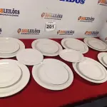 LOTE 201 - 08 PRATOS RASOS E 10 DE SOBREMESA. (NO ESTADO) ATENÇÃO! FAZER A VISITAÇÃO ANTES DE ARREMATAR, NÃO SABEMOS SE FUNCIONA. LEILÃO NÃO TEM GARANTIA E NEM DEVOLUÇÃO, SUJEITO A POSSÍVEIS AVARIAS VISÍVEIS/OCULTAS E/OU AUSÊNCIA DE COMPONENTES.