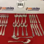 LOTE 285 - 01 LOTE COM 10 GARFOS, 10 COLHERES E 10 FACAS. (NO ESTADO) ATENÇÃO! FAZER A VISITAÇÃO ANTES DE ARREMATAR, NÃO SABEMOS SE FUNCIONA. LEILÃO NÃO TEM GARANTIA E NEM DEVOLUÇÃO, SUJEITO A POSSÍVEIS AVARIAS VISÍVEIS/OCULTAS E/OU AUSÊNCIA DE COMPONENTES.