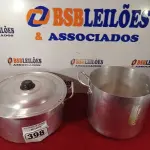 LOTE 398 - 01 PANELA COM TAMPA E 01 CAÇAROLA SEM TAMPA. (NO ESTADO) ATENÇÃO! FAZER A VISITAÇÃO ANTES DE ARREMATAR, NÃO SABEMOS SE FUNCIONA. LEILÃO NÃO TEM GARANTIA E NEM DEVOLUÇÃO, SUJEITO A POSSÍVEIS AVARIAS VISÍVEIS/OCULTAS E/OU AUSÊNCIA DE COMPONENTES.