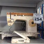 LOTE 254 - 01 MÁQUINA DE COSTURA ANTIGA MARCA SINGER. (NO ESTADO) ATENÇÃO! FAZER A VISITAÇÃO ANTES DE ARREMATAR, NÃO SABEMOS SE FUNCIONA. LEILÃO NÃO TEM GARANTIA E NEM DEVOLUÇÃO, SUJEITO A POSSÍVEIS AVARIAS VISÍVEIS/OCULTAS E/OU AUSÊNCIA DE COMPONENTES.