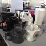 LOTE 136 - 01 LOTE COM ITENS DIVERSOS; CAFETEIRAS, BATEDEIRA, LIQUIDIFICADORES, ESPREMEDOR DE FRUTAS... (NO ESTADO) ATENÇÃO! FAZER A VISITAÇÃO ANTES DE ARREMATAR, NÃO SABEMOS SE FUNCIONA. LEILÃO NÃO TEM GARANTIA E NEM DEVOLUÇÃO, SUJEITO A POSSÍVEIS AVARIAS VISÍVEIS/OCULTAS E/OU AUSÊNCIA DE COMPONENTES.