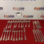 LOTE 283 - 01 LOTE COM 10 GARFOS, 10 COLHERES E 10 FACAS. (NO ESTADO) ATENÇÃO! FAZER A VISITAÇÃO ANTES DE ARREMATAR, NÃO SABEMOS SE FUNCIONA. LEILÃO NÃO TEM GARANTIA E NEM DEVOLUÇÃO, SUJEITO A POSSÍVEIS AVARIAS VISÍVEIS/OCULTAS E/OU AUSÊNCIA DE COMPONENTES.