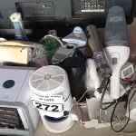 LOTE 272 - 01 LOTE COM DIVERSOS ITENS: FERROS DE PASSAR, 02 LANTERNAS, 01 NEBULIZADOR, 01 ASPIRADOR DE PÓ, 01 ABRIDOR DE GARRAFAS DE VINHOS E DIVERSOS. (NO ESTADO) ATENÇÃO! FAZER A VISITAÇÃO ANTES DE ARREMATAR, NÃO SABEMOS SE FUNCIONA. LEILÃO NÃO TEM GARANTIA E NEM DEVOLUÇÃO, SUJEITO A POSSÍVEIS AVARIAS VISÍVEIS/OCULTAS E/OU AUSÊNCIA DE COMPONENTES.