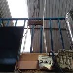 LOTE 243 - 01 ENCERADEIRA ANTIGA E 01 BOMBA D’ÁGUA. (NO ESTADO) ATENÇÃO! FAZER A VISITAÇÃO ANTES DE ARREMATAR, NÃO SABEMOS SE FUNCIONA. LEILÃO NÃO TEM GARANTIA E NEM DEVOLUÇÃO, SUJEITO A POSSÍVEIS AVARIAS VISÍVEIS/OCULTAS E/OU AUSÊNCIA DE COMPONENTES.