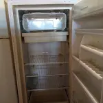 LOTE 191 - 02 GELADEIRAS PARA RETIRADA DE PEÇAS. (NO ESTADO) ATENÇÃO! FAZER A VISITAÇÃO ANTES DE ARREMATAR, NÃO SABEMOS SE FUNCIONA. LEILÃO NÃO TEM GARANTIA E NEM DEVOLUÇÃO, SUJEITO A POSSÍVEIS AVARIAS VISÍVEIS/OCULTAS E/OU AUSÊNCIA DE COMPONENTES.