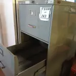 LOTE 143 - 01 ARQUIVO DE AÇO COM 04 GAVETAS. (NO ESTADO) ATENÇÃO! FAZER A VISITAÇÃO ANTES DE ARREMATAR, NÃO SABEMOS SE FUNCIONA. LEILÃO NÃO TEM GARANTIA E NEM DEVOLUÇÃO, SUJEITO A POSSÍVEIS AVARIAS VISÍVEIS/OCULTAS E/OU AUSÊNCIA DE COMPONENTES.