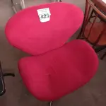 LOTE 420 - 01 POLTRONA BASE GIRATÓRIA ACENTO E ENCOSTO ALMOFADADO NA COR VERMELHA. (NO ESTADO) ATENÇÃO! FAZER A VISITAÇÃO ANTES DE ARREMATAR, NÃO SABEMOS SE FUNCIONA. LEILÃO NÃO TEM GARANTIA E NEM DEVOLUÇÃO, SUJEITO A POSSÍVEIS AVARIAS VISÍVEIS/OCULTAS E/OU AUSÊNCIA DE COMPONENTES.