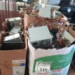 LOTE 149 - 01 LOTE COM FONTES PARA COMPUTADORES, TELEFONES E TECLADOS. (NO ESTADO) ATENÇÃO! FAZER A VISITAÇÃO ANTES DE ARREMATAR, NÃO SABEMOS SE FUNCIONA. LEILÃO NÃO TEM GARANTIA E NEM DEVOLUÇÃO, SUJEITO A POSSÍVEIS AVARIAS VISÍVEIS/OCULTAS E/OU AUSÊNCIA DE COMPONENTES.
