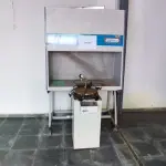 LOTE 003 - UM AUTOCLAVE VERTICAL USO VETERINARIO E 01 BALCAO CAPELA DE FLUXO LAMINAR USO VETERINARIO. (NO ESTADO)