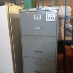 LOTE 143 - 01 ARQUIVO DE AÇO COM 04 GAVETAS. (NO ESTADO) ATENÇÃO! FAZER A VISITAÇÃO ANTES DE ARREMATAR, NÃO SABEMOS SE FUNCIONA. LEILÃO NÃO TEM GARANTIA E NEM DEVOLUÇÃO, SUJEITO A POSSÍVEIS AVARIAS VISÍVEIS/OCULTAS E/OU AUSÊNCIA DE COMPONENTES.