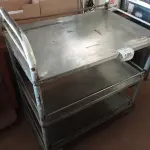 LOTE 106 - 01 CARRINHO COM RODINHAS. (NO ESTADO) ATENÇÃO! FAZER A VISITAÇÃO ANTES DE ARREMATAR, NÃO SABEMOS SE FUNCIONA. LEILÃO NÃO TEM GARANTIA E NEM DEVOLUÇÃO, SUJEITO A POSSÍVEIS AVARIAS VISÍVEIS/OCULTAS E/OU AUSÊNCIA DE COMPONENTES.