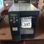 LOTE 147 - 01 IMPRESSORA DE ETIQUETAS Z4M MARCA ZEBRA. (NO ESTADO) ATENÇÃO! FAZER A VISITAÇÃO ANTES DE ARREMATAR, NÃO SABEMOS SE FUNCIONA. LEILÃO NÃO TEM GARANTIA E NEM DEVOLUÇÃO, SUJEITO A POSSÍVEIS AVARIAS VISÍVEIS/OCULTAS E/OU AUSÊNCIA DE COMPONENTES.