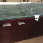 LOTE 423 - 01 CÔMODA COPA TAMPO DE VIDRO BISOTADO 04 PORTAS E 03 GAVETAS. (NO ESTADO) ATENÇÃO! FAZER A VISITAÇÃO ANTES DE ARREMATAR, NÃO SABEMOS SE FUNCIONA. LEILÃO NÃO TEM GARANTIA E NEM DEVOLUÇÃO, SUJEITO A POSSÍVEIS AVARIAS VISÍVEIS/OCULTAS E/OU AUSÊNCIA DE COMPONENTES.