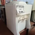 LOTE 148 - 01 BEBEDOURO DE BANCADA PARA GARRAFÃO SEM MARCA APARENTE 220V. (NO ESTADO) ATENÇÃO! FAZER A VISITAÇÃO ANTES DE ARREMATAR, NÃO SABEMOS SE FUNCIONA. LEILÃO NÃO TEM GARANTIA E NEM DEVOLUÇÃO, SUJEITO A POSSÍVEIS AVARIAS VISÍVEIS/OCULTAS E/OU AUSÊNCIA DE COMPONENTES.