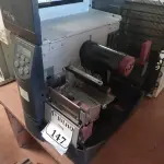 LOTE 147 - 01 IMPRESSORA DE ETIQUETAS Z4M MARCA ZEBRA. (NO ESTADO) ATENÇÃO! FAZER A VISITAÇÃO ANTES DE ARREMATAR, NÃO SABEMOS SE FUNCIONA. LEILÃO NÃO TEM GARANTIA E NEM DEVOLUÇÃO, SUJEITO A POSSÍVEIS AVARIAS VISÍVEIS/OCULTAS E/OU AUSÊNCIA DE COMPONENTES.