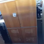 LOTE 117 - 01 ARMÁRIO 02 PORTAS E 04 GAVETAS. (NO ESTADO) ATENÇÃO! FAZER A VISITAÇÃO ANTES DE ARREMATAR, NÃO SABEMOS SE FUNCIONA. LEILÃO NÃO TEM GARANTIA E NEM DEVOLUÇÃO, SUJEITO A POSSÍVEIS AVARIAS VISÍVEIS/OCULTAS E/OU AUSÊNCIA DE COMPONENTES.