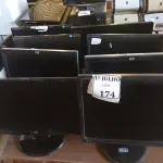 LOTE 174 - 08 MONITORES LCD MARCAS E MODELOS DIVERSOS. (NO ESTADO) ATENÇÃO! FAZER A VISITAÇÃO ANTES DE ARREMATAR, NÃO SABEMOS SE FUNCIONA. LEILÃO NÃO TEM GARANTIA E NEM DEVOLUÇÃO, SUJEITO A POSSÍVEIS AVARIAS VISÍVEIS/OCULTAS E/OU AUSÊNCIA DE COMPONENTES.