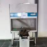 LOTE 003 - UM AUTOCLAVE VERTICAL USO VETERINARIO E 01 BALCAO CAPELA DE FLUXO LAMINAR USO VETERINARIO. (NO ESTADO)