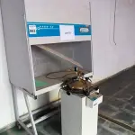 LOTE 003 - UM AUTOCLAVE VERTICAL USO VETERINARIO E 01 BALCAO CAPELA DE FLUXO LAMINAR USO VETERINARIO. (NO ESTADO)