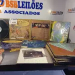 LOTE 128 - 01 LOTE COM DIVERSOS LPS VARIADOS. (NO ESTADO) ATENÇÃO! FAZER A VISITAÇÃO ANTES DE ARREMATAR, NÃO SABEMOS SE FUNCIONA. LEILÃO NÃO TEM GARANTIA E NEM DEVOLUÇÃO, SUJEITO A POSSÍVEIS AVARIAS VISÍVEIS/OCULTAS E/OU AUSÊNCIA DE COMPONENTES.