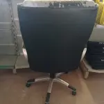 LOTE 439 - 01 CADEIRA PRESIDENTE BASE GIRATÓRIA. (NO ESTADO) ATENÇÃO! FAZER A VISITAÇÃO ANTES DE ARREMATAR, NÃO SABEMOS SE FUNCIONA. LEILÃO NÃO TEM GARANTIA E NEM DEVOLUÇÃO, SUJEITO A POSSÍVEIS AVARIAS VISÍVEIS/OCULTAS E/OU AUSÊNCIA DE COMPONENTES.
