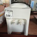 LOTE 148 - 01 BEBEDOURO DE BANCADA PARA GARRAFÃO SEM MARCA APARENTE 220V. (NO ESTADO) ATENÇÃO! FAZER A VISITAÇÃO ANTES DE ARREMATAR, NÃO SABEMOS SE FUNCIONA. LEILÃO NÃO TEM GARANTIA E NEM DEVOLUÇÃO, SUJEITO A POSSÍVEIS AVARIAS VISÍVEIS/OCULTAS E/OU AUSÊNCIA DE COMPONENTES.