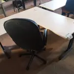 LOTE 252 - 01 MESA PARA ESCRITÓRIO COM TOMADAS INTERNA E 01 CADEIRA PRESIDENTE MARCA FLEGMA. (NO ESTADO) ATENÇÃO! FAZER A VISITAÇÃO ANTES DE ARREMATAR, NÃO SABEMOS SE FUNCIONA. LEILÃO NÃO TEM GARANTIA E NEM DEVOLUÇÃO, SUJEITO A POSSÍVEIS AVARIAS VISÍVEIS/OCULTAS E/OU AUSÊNCIA DE COMPONENTES.