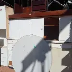 LOTE 303 - 01 TAMPO DE MESA, ARMÁRIOS EM MDF E 01 SUCATA DE CADEIRA NA COR BRANCA. (NO ESTADO) ATENÇÃO! FAZER A VISITAÇÃO ANTES DE ARREMATAR, NÃO SABEMOS SE FUNCIONA. LEILÃO NÃO TEM GARANTIA E NEM DEVOLUÇÃO, SUJEITO A POSSÍVEIS AVARIAS VISÍVEIS/OCULTAS E/OU AUSÊNCIA DE COMPONENTES.