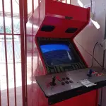 LOTE 298 - 01 MÁQUINA DE JOGOS FLIPERAMA. (NO ESTADO) ATENÇÃO! FAZER A VISITAÇÃO ANTES DE ARREMATAR, NÃO SABEMOS SE FUNCIONA. LEILÃO NÃO TEM GARANTIA E NEM DEVOLUÇÃO, SUJEITO A POSSÍVEIS AVARIAS VISÍVEIS/OCULTAS E/OU AUSÊNCIA DE COMPONENTES.