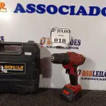 LOTE 018 - 01 PARAFUSADEIRA MARCA SCHUZ COM BATERIA. (NO ESTADO) ATENÇÃO! FAZER A VISITAÇÃO ANTES DE ARREMATAR, NÃO SABEMOS SE FUNCIONA. LEILÃO NÃO TEM GARANTIA E NEM DEVOLUÇÃO, SUJEITO A POSSÍVEIS AVARIAS VISÍVEIS/OCULTAS E/OU AUSÊNCIA DE COMPONENTES.