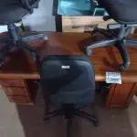 LOTE 269 - 01 MESA PARA ESCRITÓRIO E 03 CADEIRAS COM PÉS GIRATÓRIOS. (NO ESTADO) ATENÇÃO! FAZER A VISITAÇÃO ANTES DE ARREMATAR, NÃO SABEMOS SE FUNCIONA. LEILÃO NÃO TEM GARANTIA E NEM DEVOLUÇÃO, SUJEITO A POSSÍVEIS AVARIAS VISÍVEIS/OCULTAS E/OU AUSÊNCIA DE COMPONENTES.